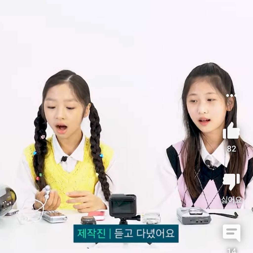 생전 처음본 폴더폰이 신기한 여돌 | 인스티즈