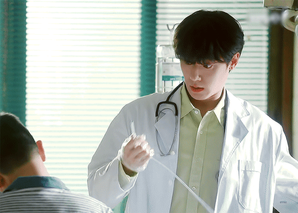 드디어 의사로 신분 상승하는 이도현.gif | 인스티즈