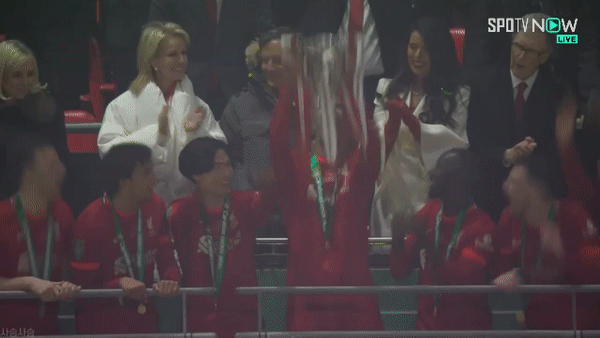 또 또 아시아인이 트로피 들려니까 카메라 돌리는 영국 현지 카메라 | 인스티즈