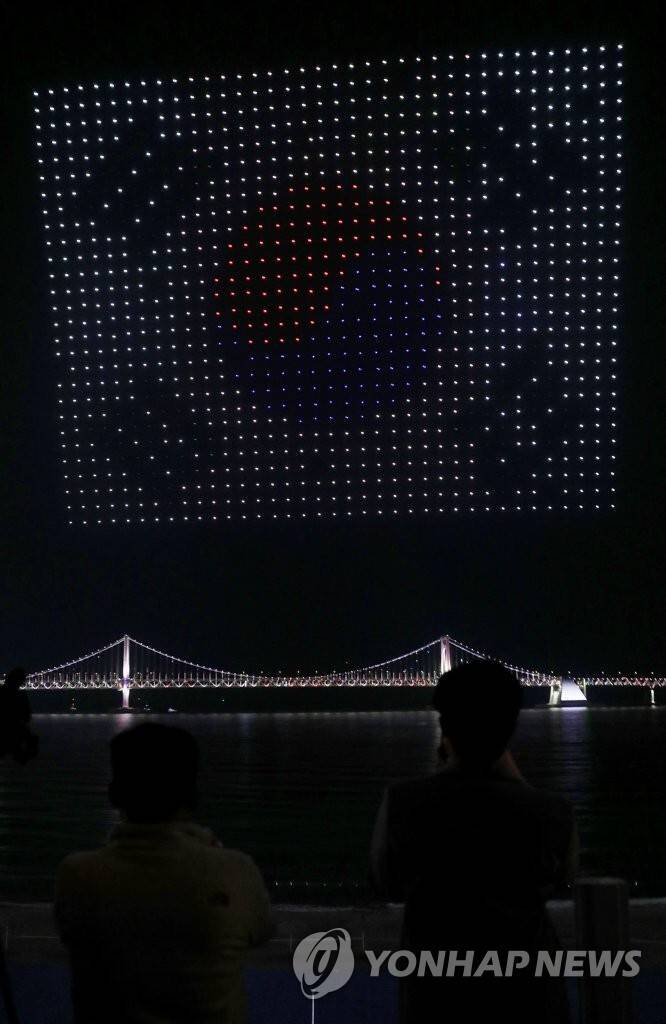 오늘 광안리 드론라이트닝쇼에서 만든 우크라이나 국기와 태극기 외 | 인스티즈