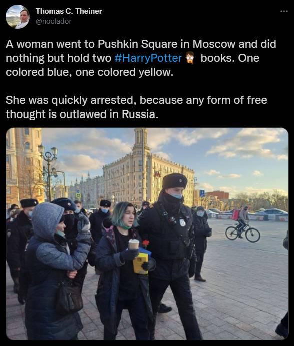 우크라이나 국기를 연상시킨단 이유로 책 들고 가던 여성 체포한 러시아 | 인스티즈