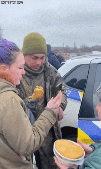 우크라 주민이 건넨 따뜻한 빵… 항복한 러 군인 눈물 터트렸다 | 인스티즈