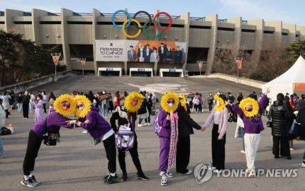 기사사진에 박제된 방탄소년단 팬들 | 인스티즈