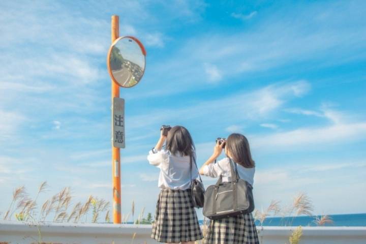 애니메이션 배경풍 사진 찍는 일본 여고생들 | 인스티즈