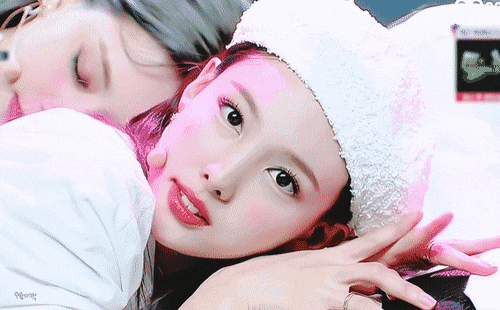 팬들이 많이 좋아하는 아이돌 무대 착장이지만 정작 아이돌 좋아했던, 좋아하는 군것질 말하는 달글멤버는 고통받는 패션템 | 인스티즈