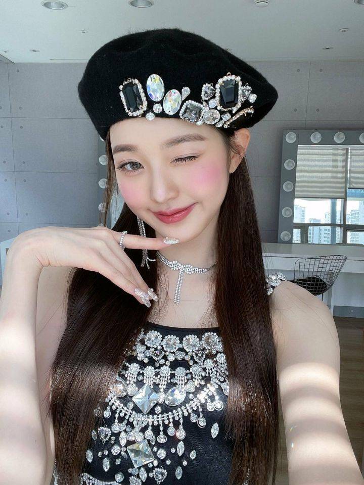 팬들이 많이 좋아하는 아이돌 무대 착장이지만 정작 아이돌 좋아했던, 좋아하는 군것질 말하는 달글멤버는 고통받는 패션템 | 인스티즈