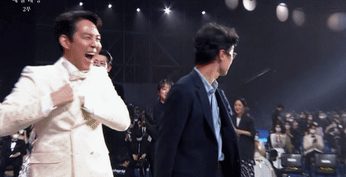 오늘 백상에서 커플룩입고 와서 둘만의 세상에 빠진 듯한....gif | 인스티즈