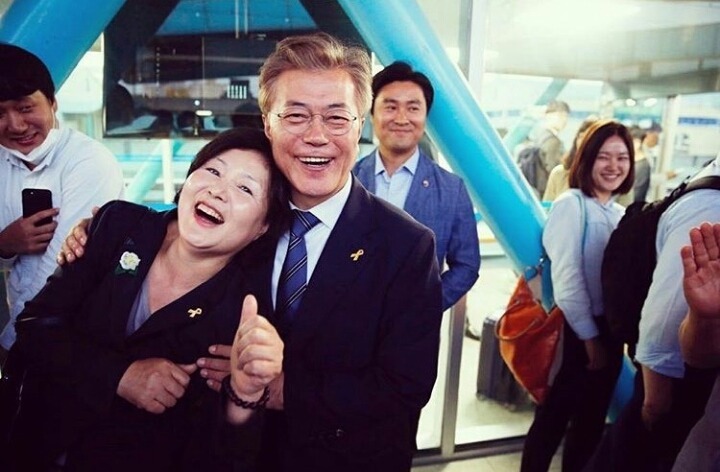 아직도 서로에 대한 사랑이 눈에 보이는 문재인대통령과 김정숙영부인 부부 | 인스티즈