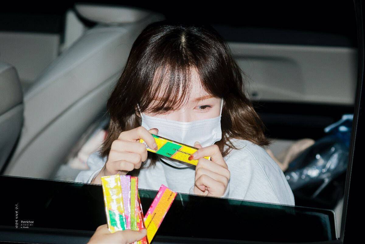 팬이 선물이라고 과자주니까 표정 못 숨기는 아이돌 | 인스티즈