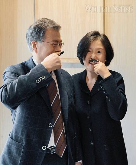 아직도 서로에 대한 사랑이 눈에 보이는 문재인대통령과 김정숙영부인 부부 | 인스티즈