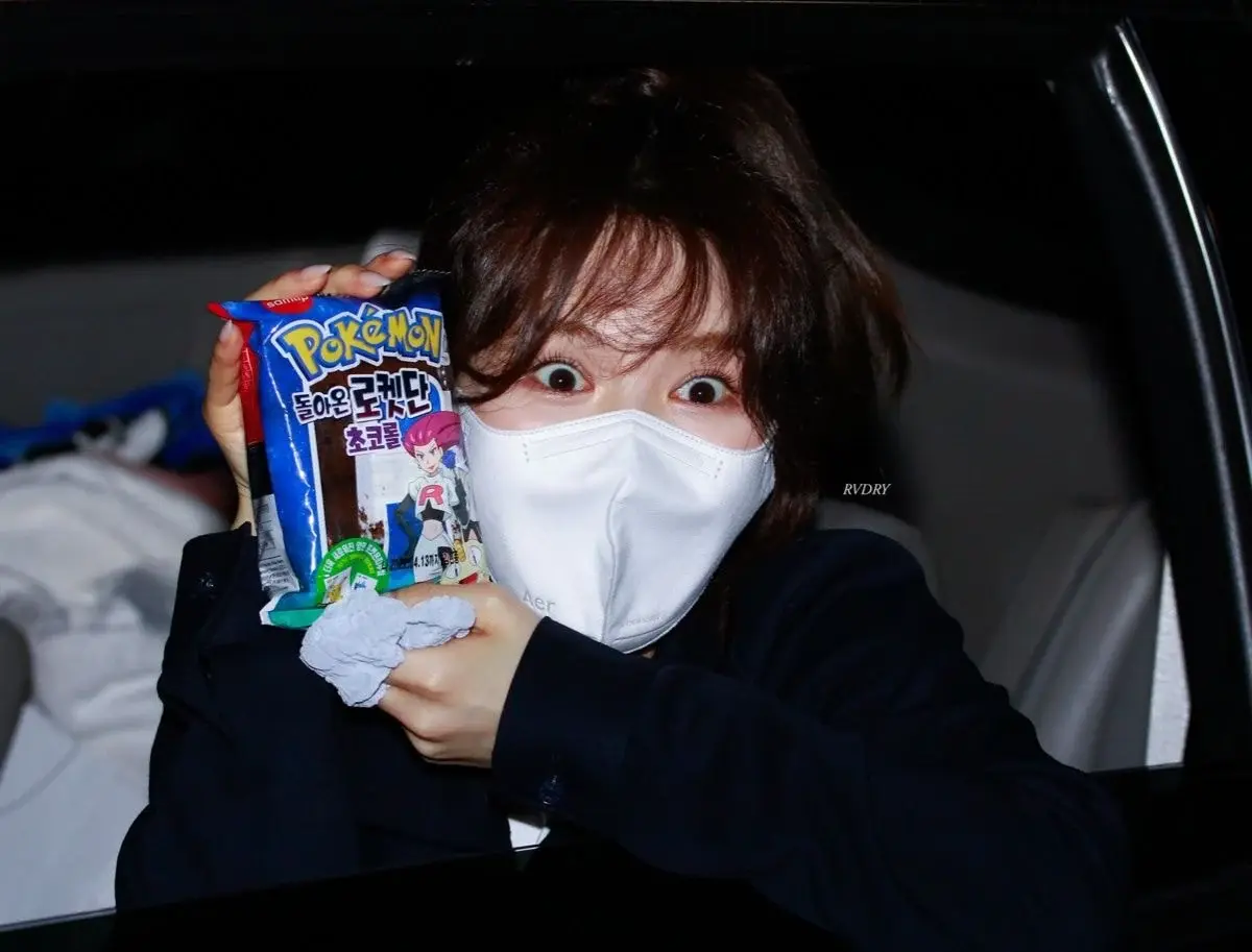 팬이 선물이라고 과자주니까 표정 못 숨기는 아이돌 | 인스티즈