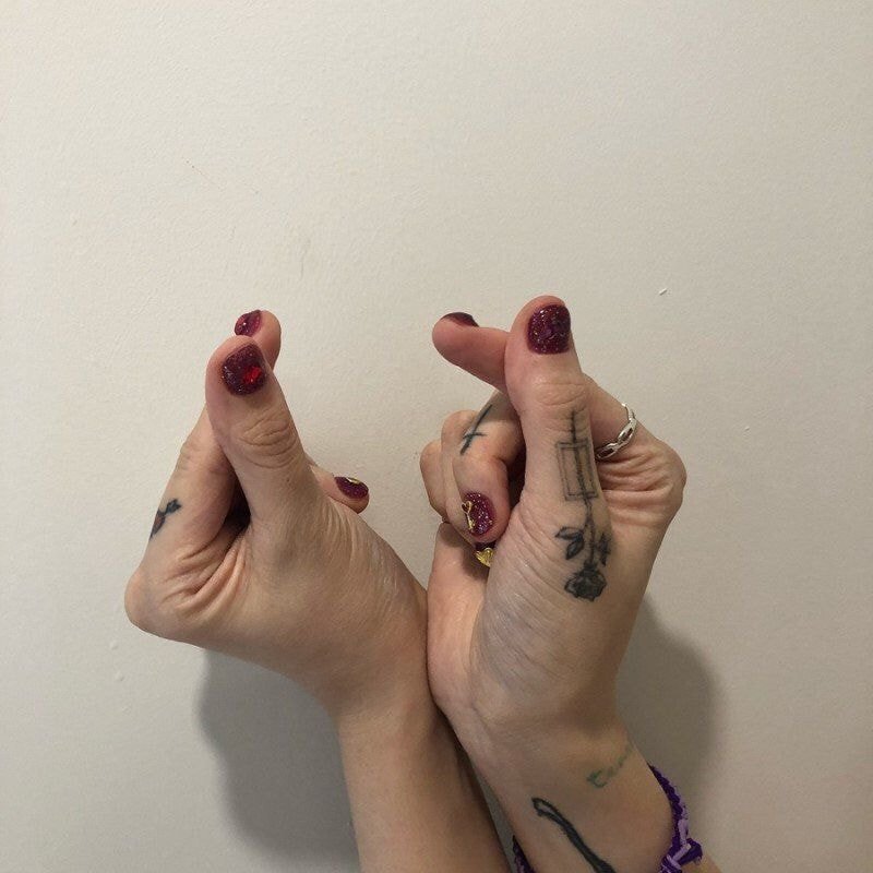 백예린 다리에 새로 추가된 타투.jpg | 인스티즈