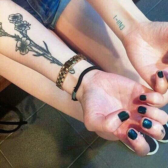 백예린 다리에 새로 추가된 타투.jpg | 인스티즈