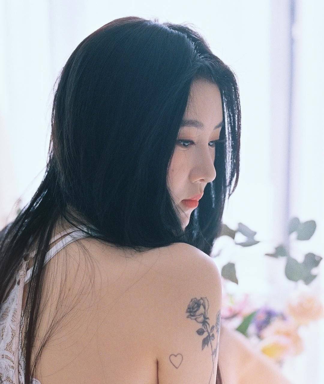 백예린 다리에 새로 추가된 타투.jpg | 인스티즈