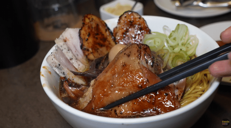 닭고기를 냅다 때려박는 일본라멘집.gif | 인스티즈