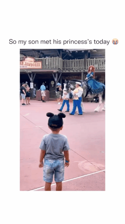 디즈니랜드에서 예를 다해 인사할 때, 공주님들의 반응.gif | 인스티즈