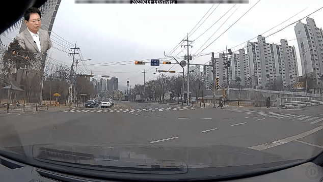 한문철TV 여자 아이 2명을 덮친 신호위반 배달 오토바이 .jpgif | 인스티즈