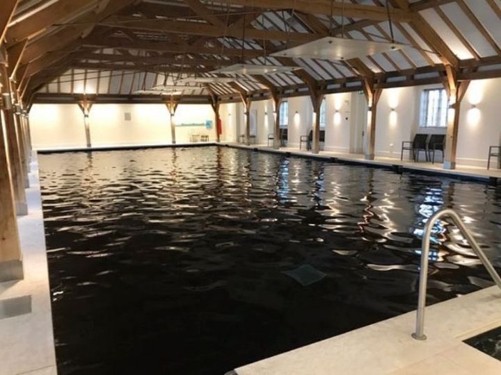 수영장 바닥에 파란 타일을 까는 이유.jpg | 인스티즈