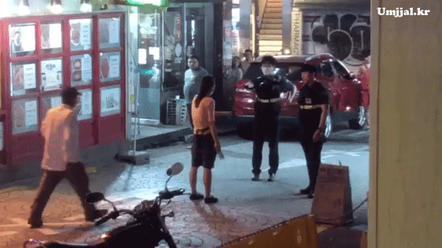 꺠진 소주병들고 경찰과 대치하는 여자 | 인스티즈