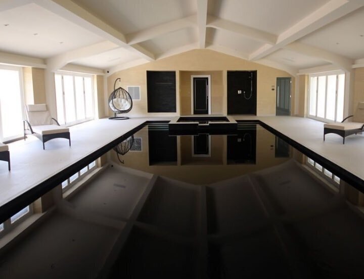 수영장 바닥에 파란 타일을 까는 이유.jpg | 인스티즈