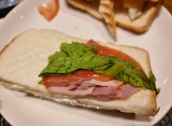 스타벅스 6700원 샌드위치에 분노 글.."편의점도 이렇지 않아" | 인스티즈