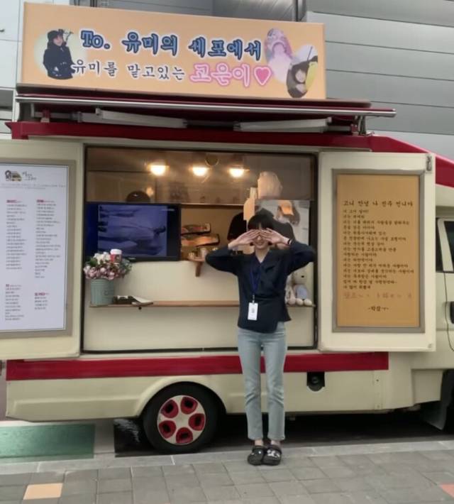 배우 박진주가 김고은한테 보낸 커피차에 적은 문구 | 인스티즈