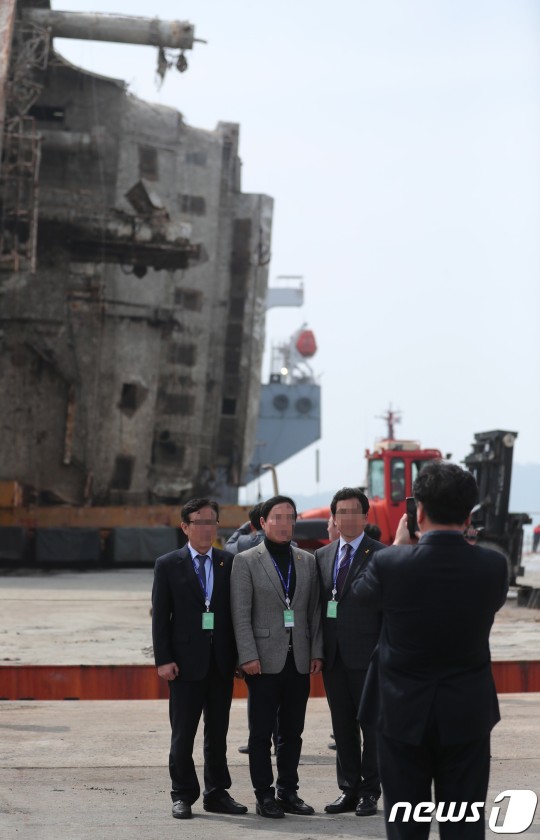 세월호를 앞에 두고 기념촬영하는 모 정당 당직자들 | 인스티즈