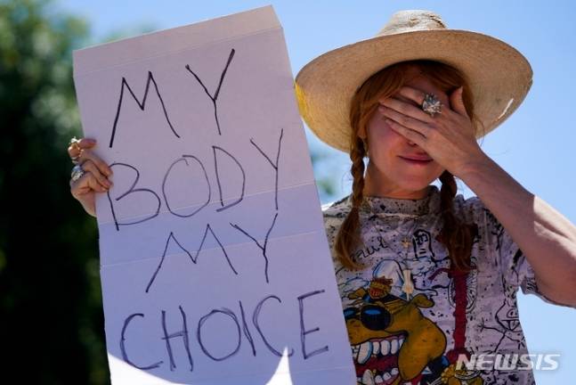낙태 금지법이 통과되자 눈물 흘리는 시위 참가자들.... | 인스티즈