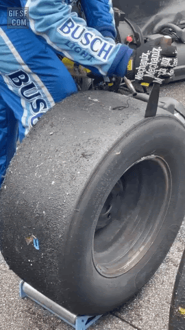 경주용 슬릭 타이어 표면 이물질 긁어내기 | 인스티즈