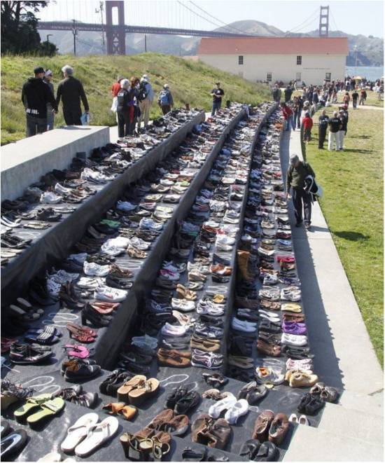 미국 금문교에서 자살한 사람들의 신발 | 인스티즈