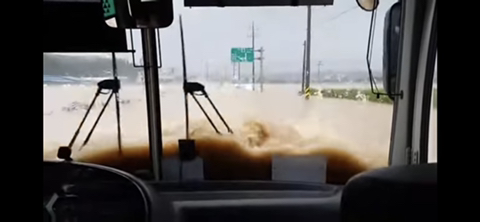 섬진강이 범람해서 통근버스로 회사 탈출하는 영상 | 인스티즈