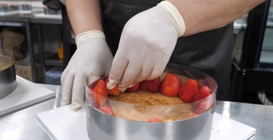 경주에 있는 딸기케이크.gif | 인스티즈