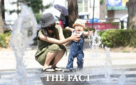 서울 30도, 물놀이에 신난 아기…'난 포기를 모르지~' [TF사진관] | 인스티즈