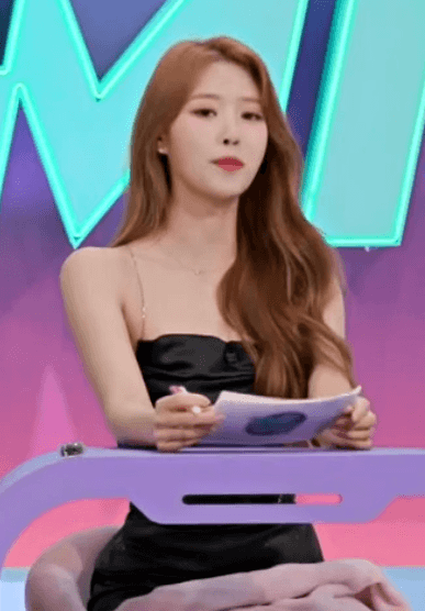 옆뒤 다 트인 검정 드레스 의상의 러블리즈 이미주.gif | 인스티즈