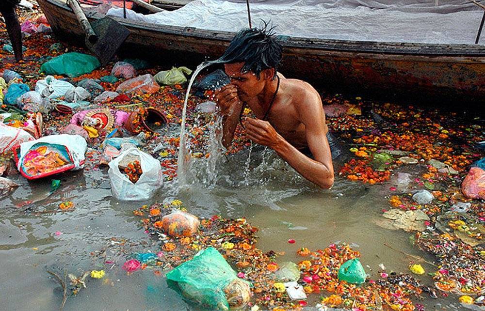 Solid-Waste-2.jpg (혐) 인도인들의 성수 겐지스 강 실태.jpg