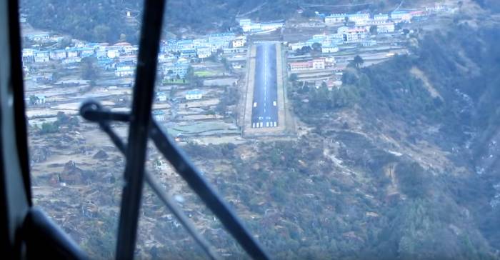 세계에서 제일 악명 높은 네팔의 루클라 공항 .gif | 인스티즈
