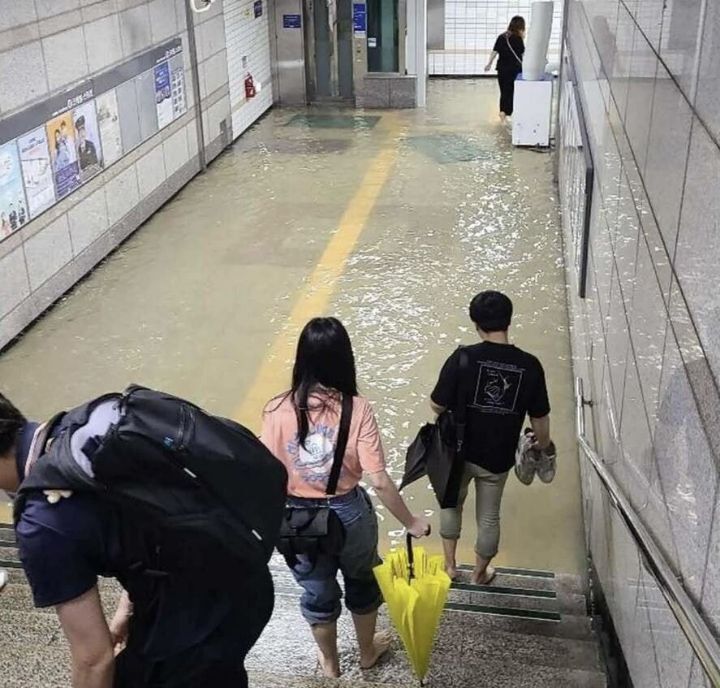 서울 지하철 탈때 신발 벗어야하는거 모르지? | 인스티즈