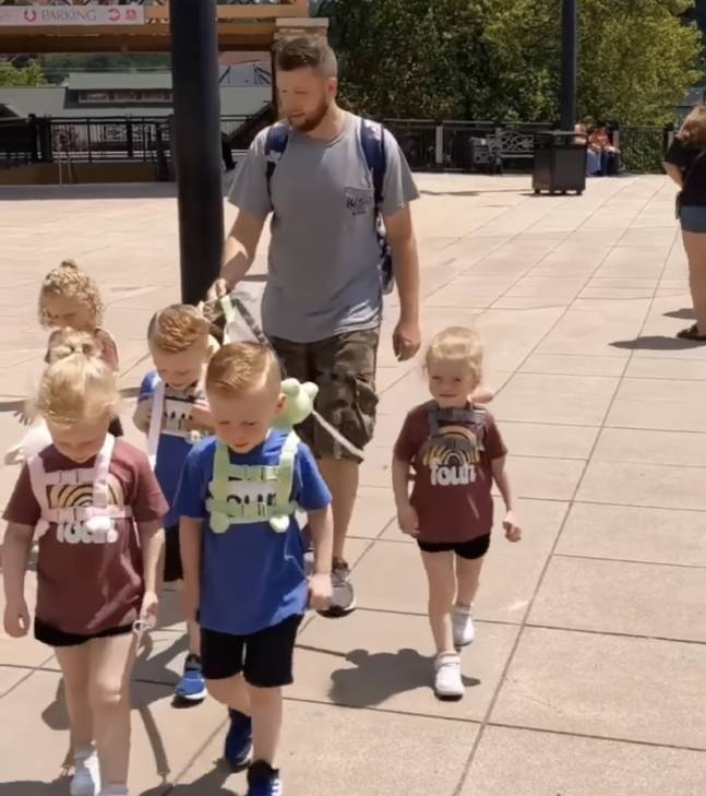다섯쌍둥이 줄 채워 산책한 아빠…"아동학대"vs"충분히 이해 가능" | 인스티즈