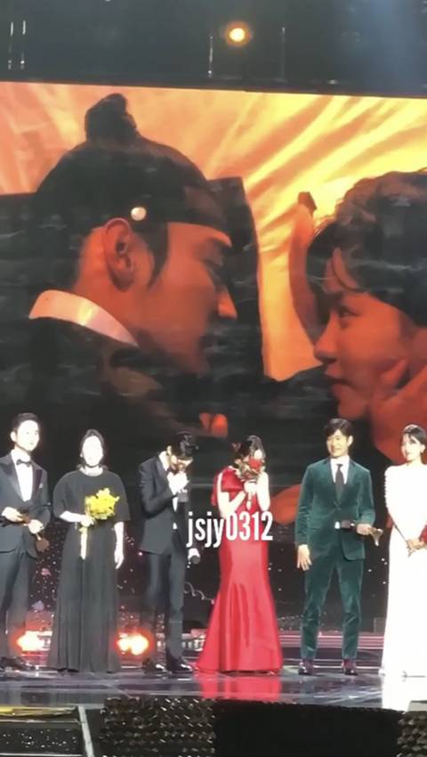 [녹두전] 시상식 대형 스크린으로 본인들 키스신 감상하는 김소현, 장동윤 | 인스티즈