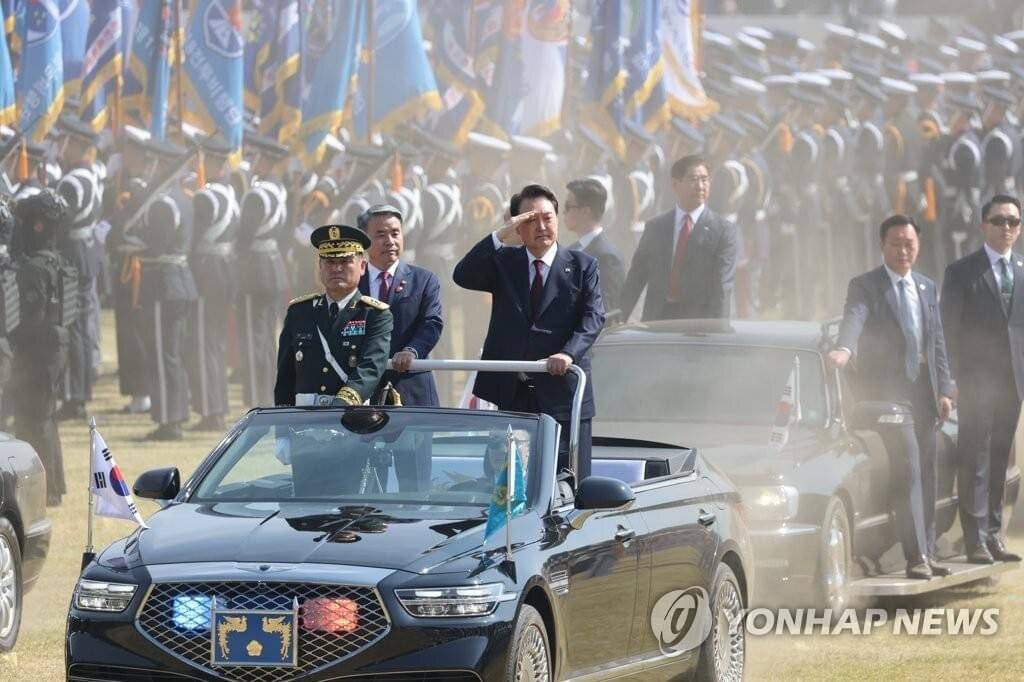 거수경례하는 윤석열 대통령 | 인스티즈