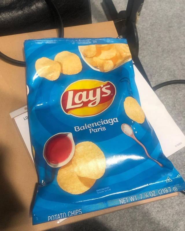 왜요 제가 먹다만 감자칩 봉다리 들고다니는 사람으로 보이시나요? 발.렌.시.아.가.입니다만? | 인스티즈