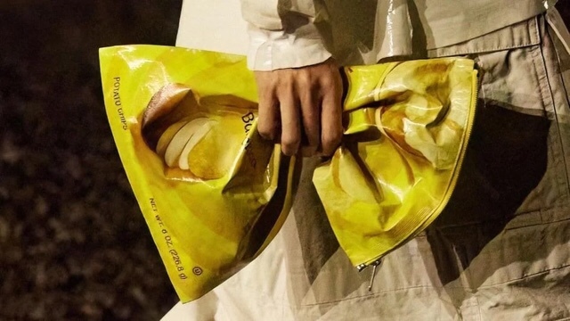 왜요 제가 먹다만 감자칩 봉다리 들고다니는 사람으로 보이시나요? 발.렌.시.아.가.입니다만? | 인스티즈