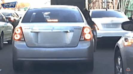 도로 한복판에서 앞차가 차문을 자꾸 열어재끼는거임 | 인스티즈