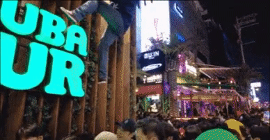 "관종인 줄 알았는데"…사고 직감 외국인 필사적 벽 기어올랐다 | 인스티즈