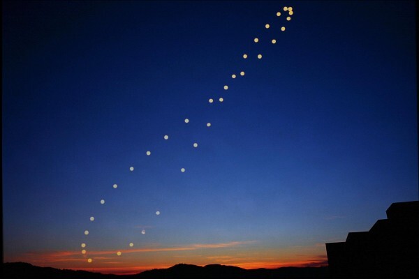 태양이 1년간 그려낸 8자 모양의 아날렘마 (Analemma) | 인스티즈