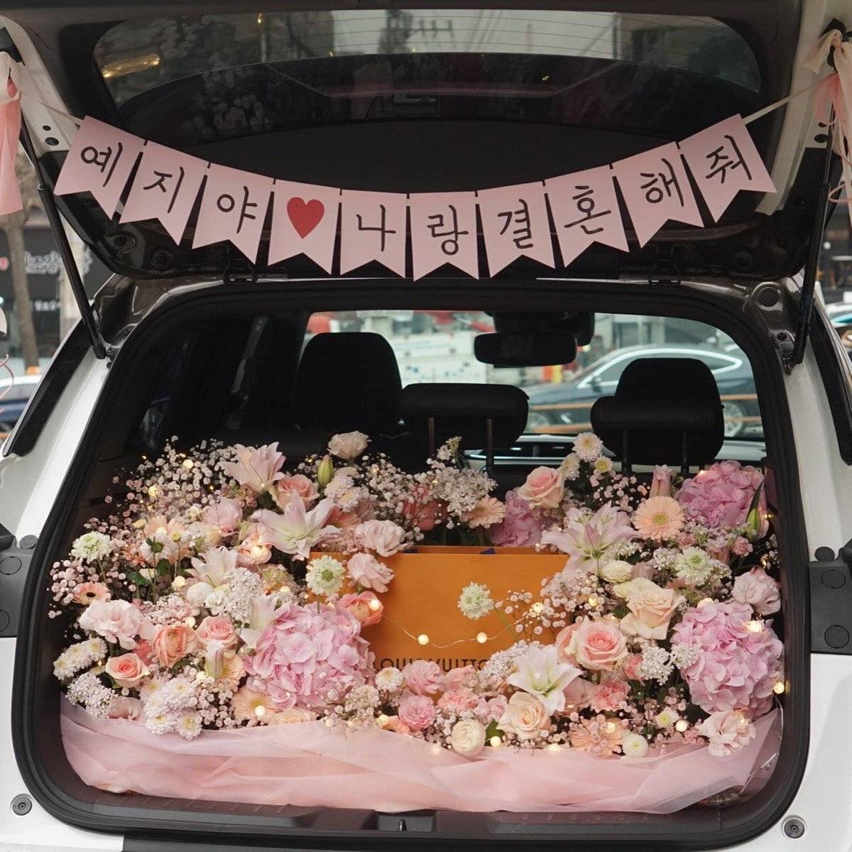 꽃으로 하는 자동차 트렁크 프로포즈.jpg | 인스티즈