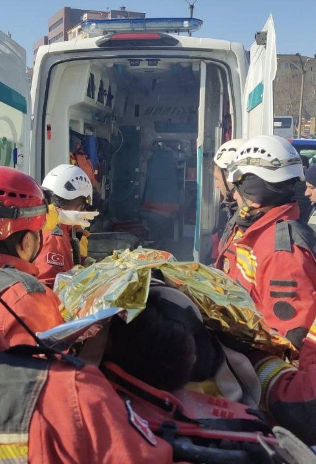 터키 지진에서 55시간만에 구조된 소년의 손에 있던 것.twt | 인스티즈
