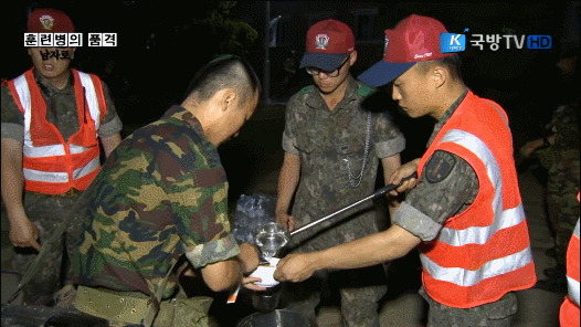 훈련병들 야간 행군.gif | 인스티즈