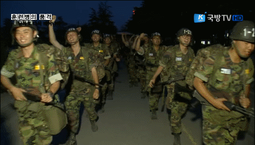 훈련병들 야간 행군.gif | 인스티즈