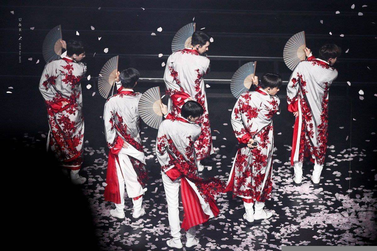 최근 슬슬 많이 보이는 아이돌 무대의상 .jpg | 인스티즈